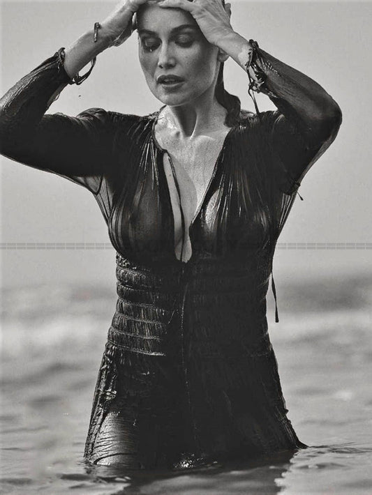 Photo Laetitia Casta dans l'eau en robe noire légère et cheveux mouillés - 15x20