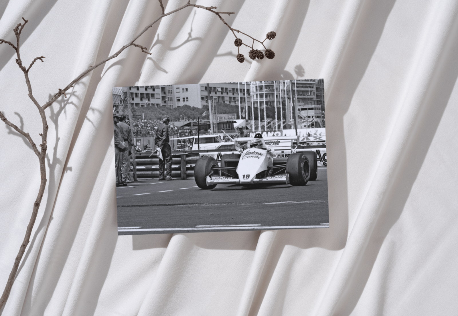 Photo Ayrton Senna – Grand Prix de Monaco (1984) – Virage de la Rascasse – 15×20