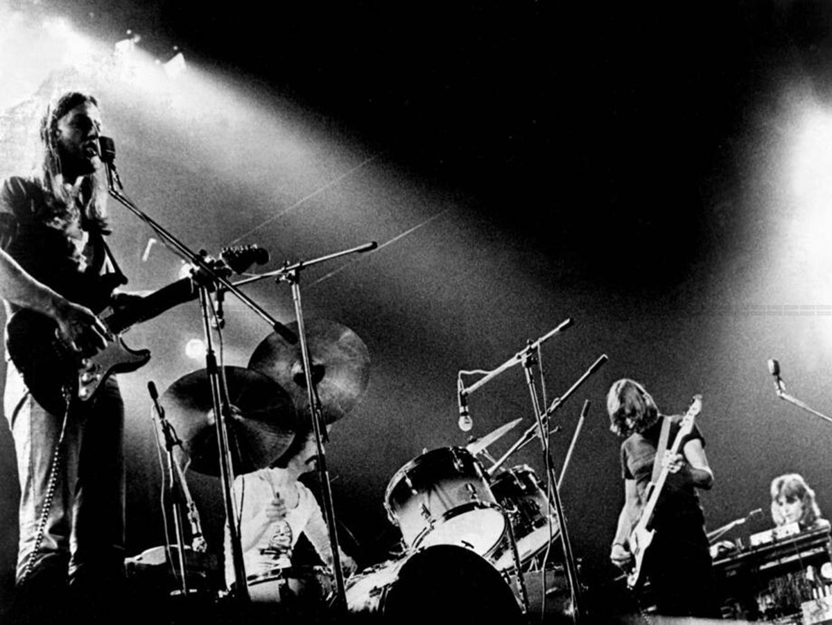 Photo Pink Floyd en concert sur scène au cours des années 1970 - 15 x 20
