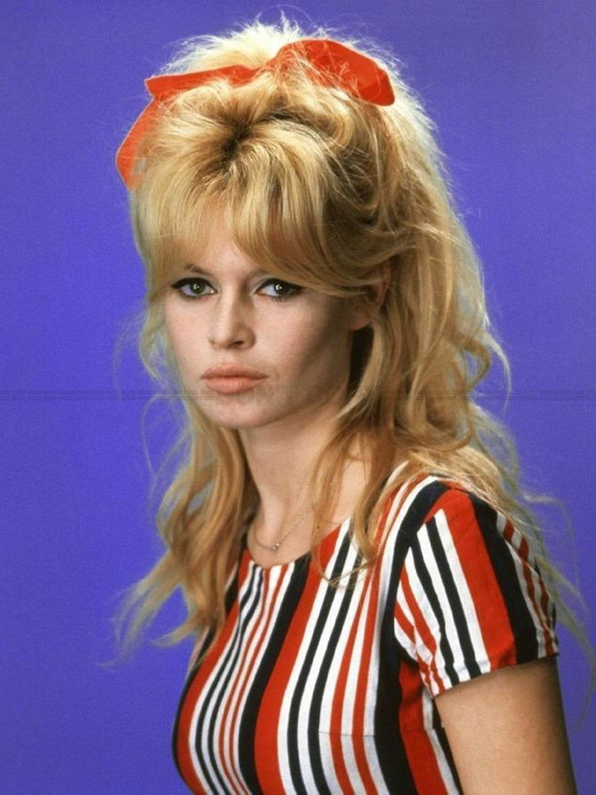 Photo Encadrée Brigitte Bardot en 1962 - Couleur - (Cadre Bois Blanc) - 15x20