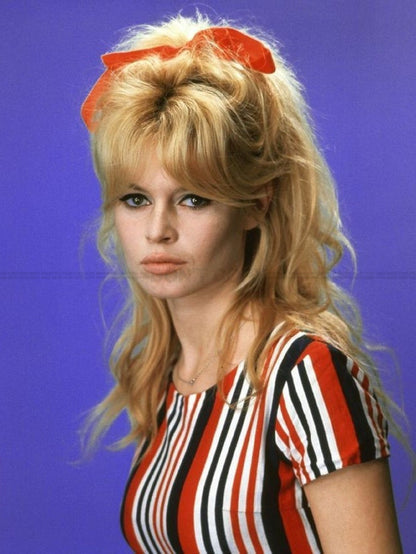 Photo Encadrée Brigitte Bardot en 1962 - Couleur - (Cadre Bois Blanc) - 15x20
