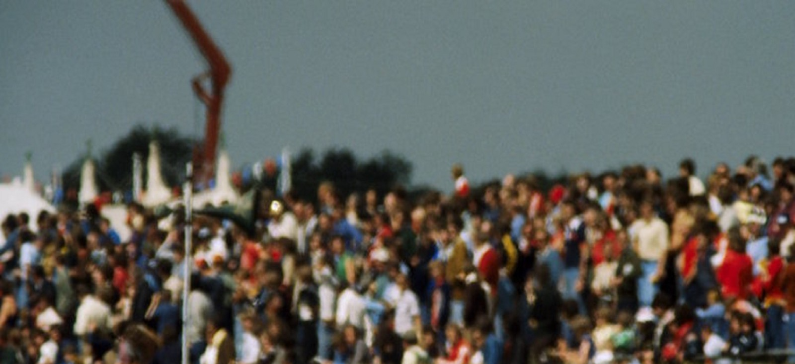 Photo Gilles Villeneuve – McLaren M23B – Grand Prix F1 Silverstone 1977 – 15×20