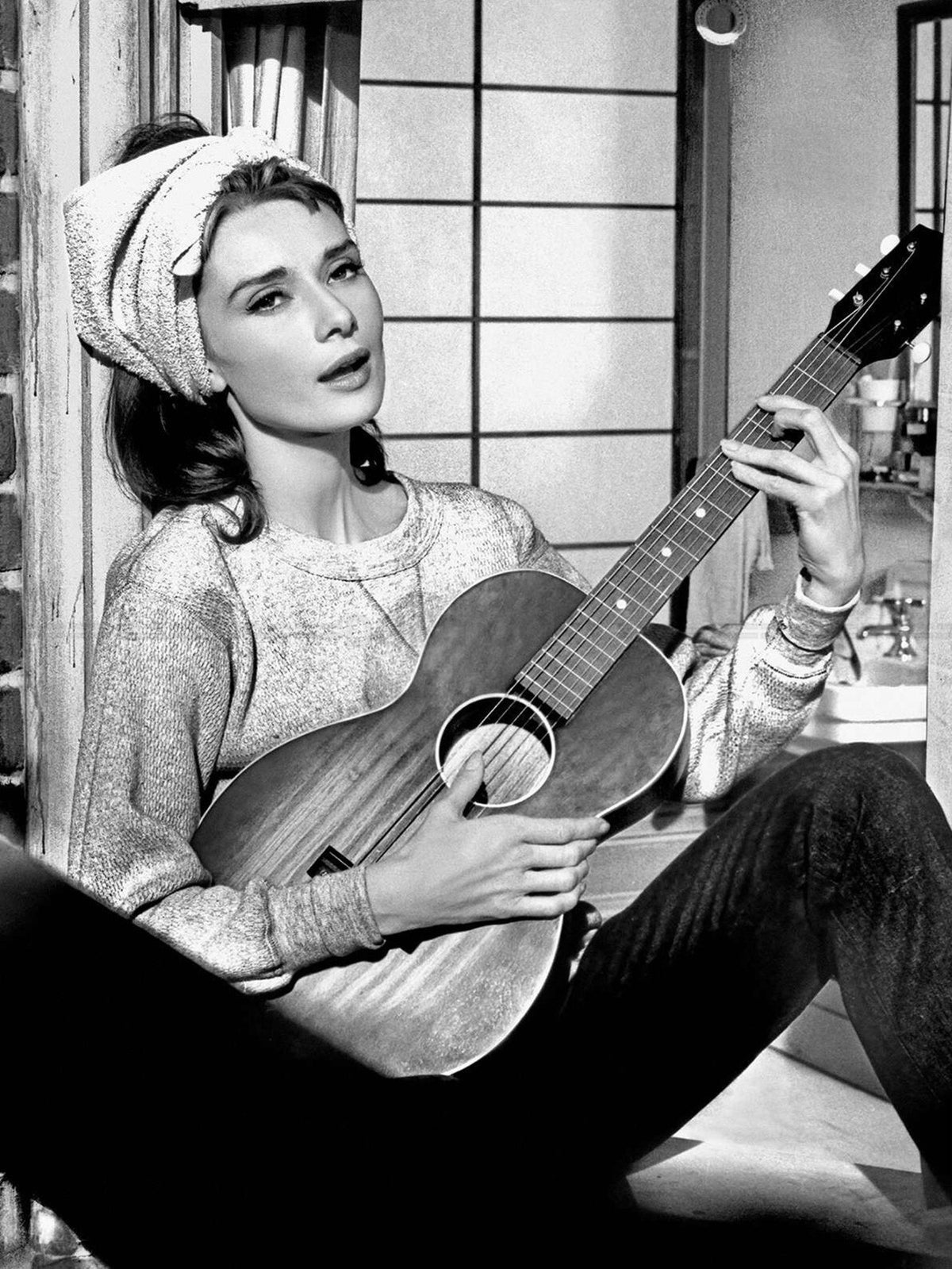 Photo Audrey Hepburn sur le tournage du film Diamants sur canapé en 1960 - 15x20