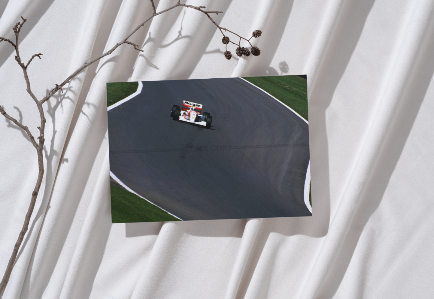 Photo Ayrton Senna – McLaren en pleine trajectoire – Pilotage de légende – 15×20