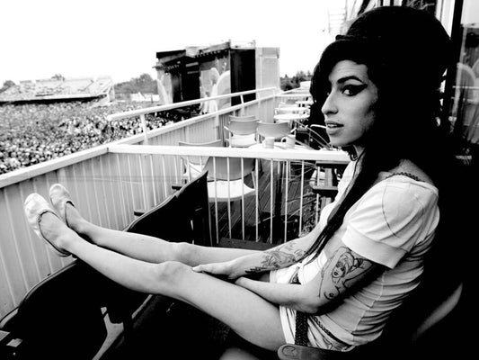 Photo Amy Winehouse assise de profil sur un balcon en hauteur en 2007 - 15 x 20