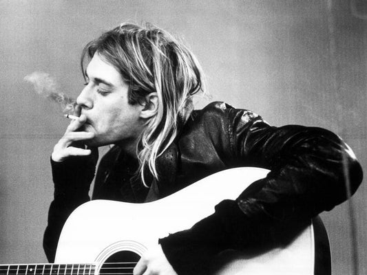 Photo Kurt Cobain fumant sa cigarette avec sa guitare | Pays-Bas, 1991 - 15 x 20