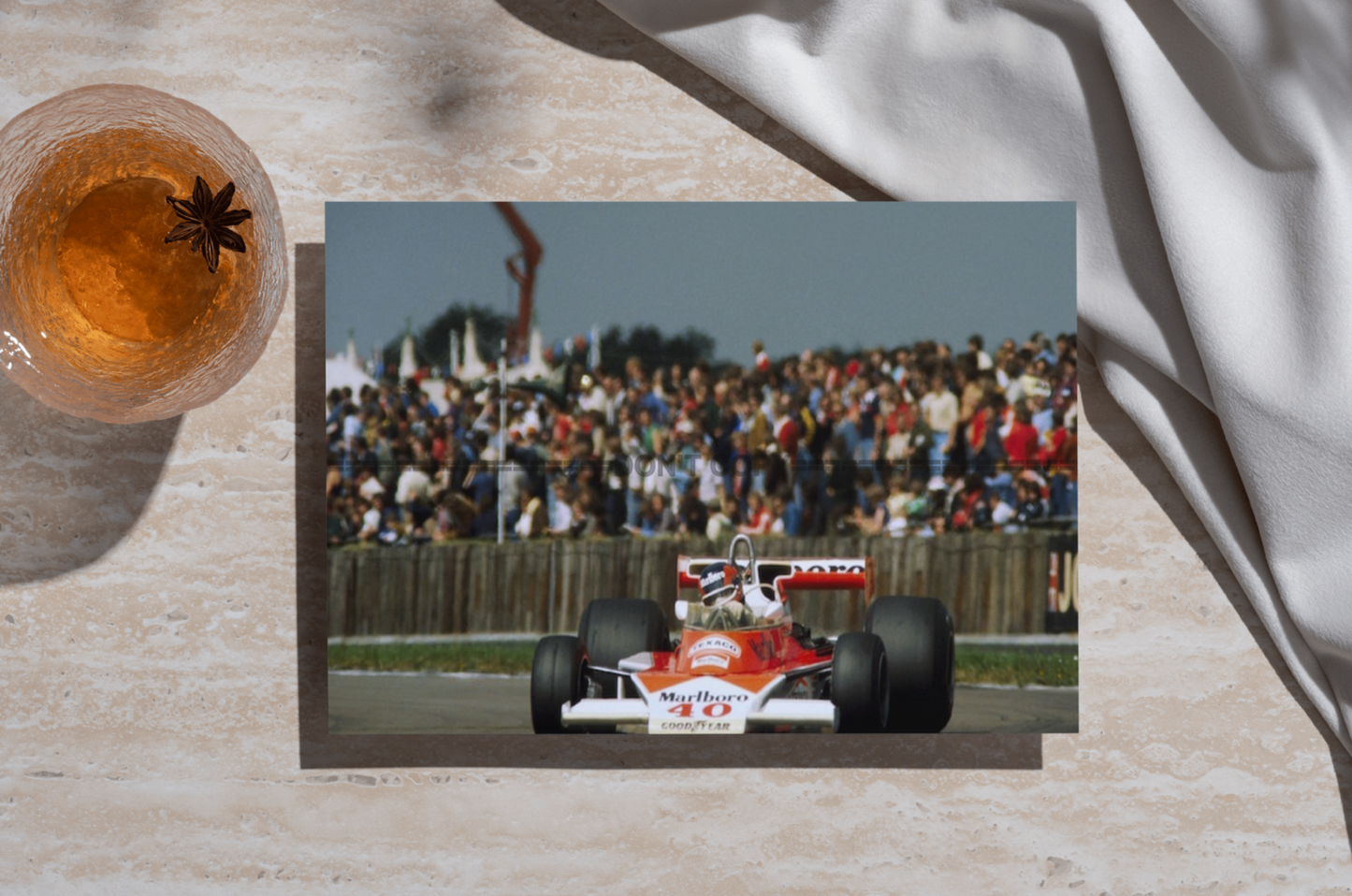 Photo Gilles Villeneuve – McLaren M23B – Grand Prix F1 Silverstone 1977 – 15×20