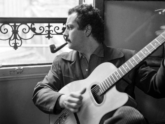 Photo Georges Brassens près de la fenêtre avec sa guitare, Paris, 1953 - 15 x 20