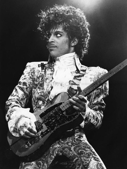 Photo Prince et sa guitare lors de sa tournée Purple Rain Tour en 1984 - 15 x 20