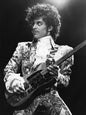 Photo Prince et sa guitare lors de sa tournée Purple Rain Tour en 1984 - 15 x 20