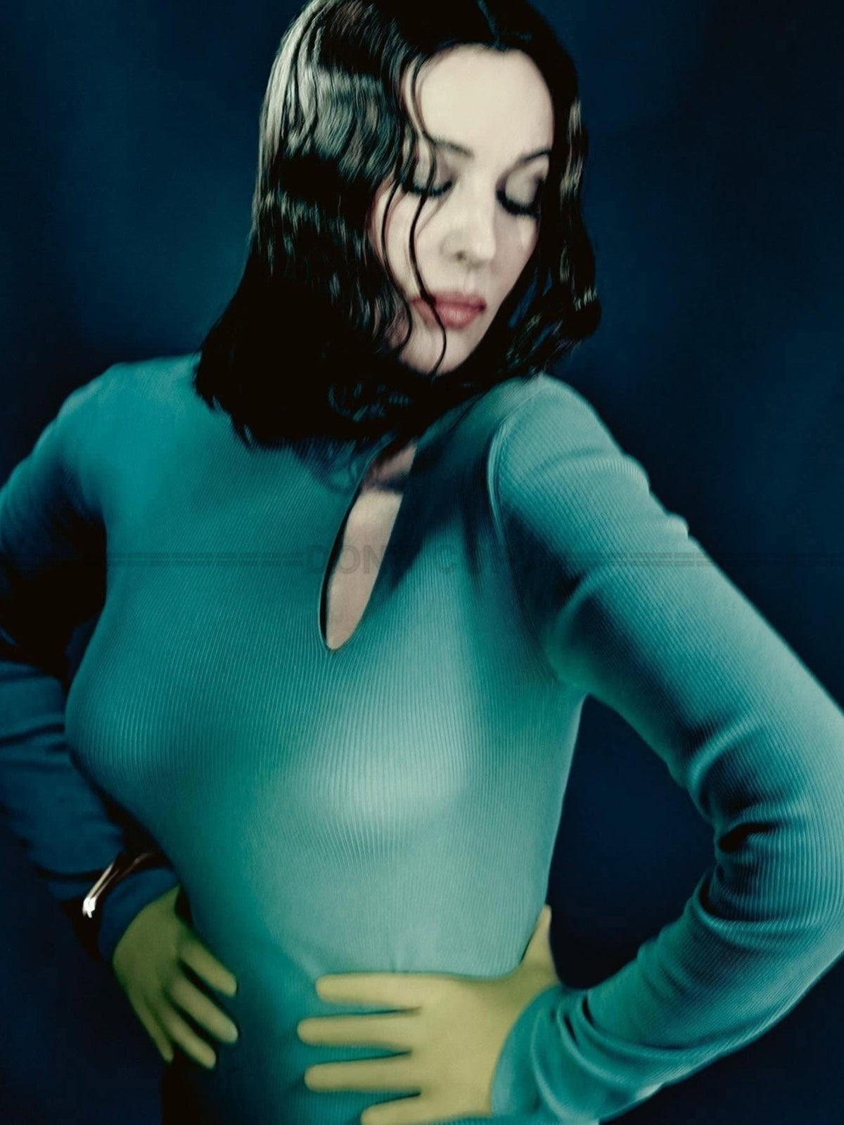 Photo Monica Bellucci en haut côtelé bleu-vert avec des gants jaunes - 15x20