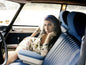 Photo Amy Winehouse assise sur le siège passager à Londres - Août 2004 - 15 x 20