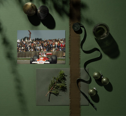 Photo Gilles Villeneuve – McLaren M23B – Grand Prix F1 Silverstone 1977 – 15×20