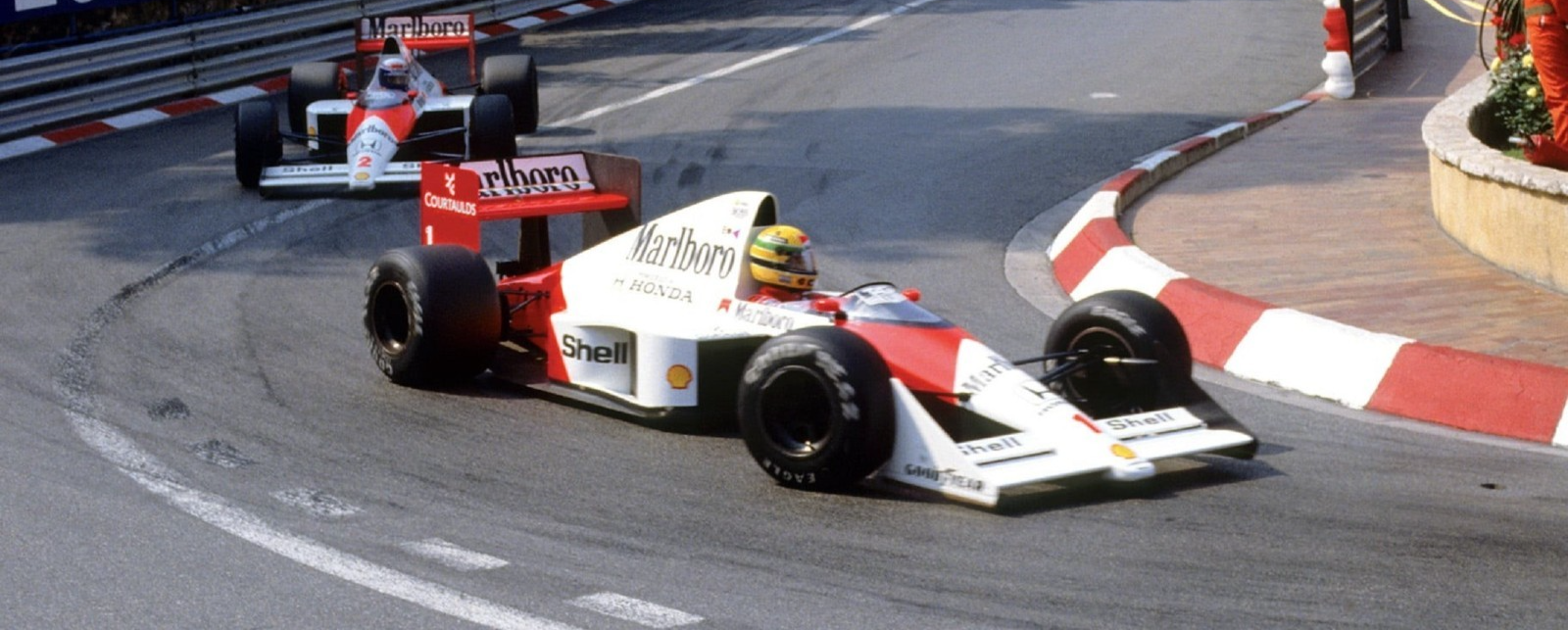 Photo Ayrton Senna devant Alain Prost – GP de Monaco 1989 – Virage Loews – 15×20