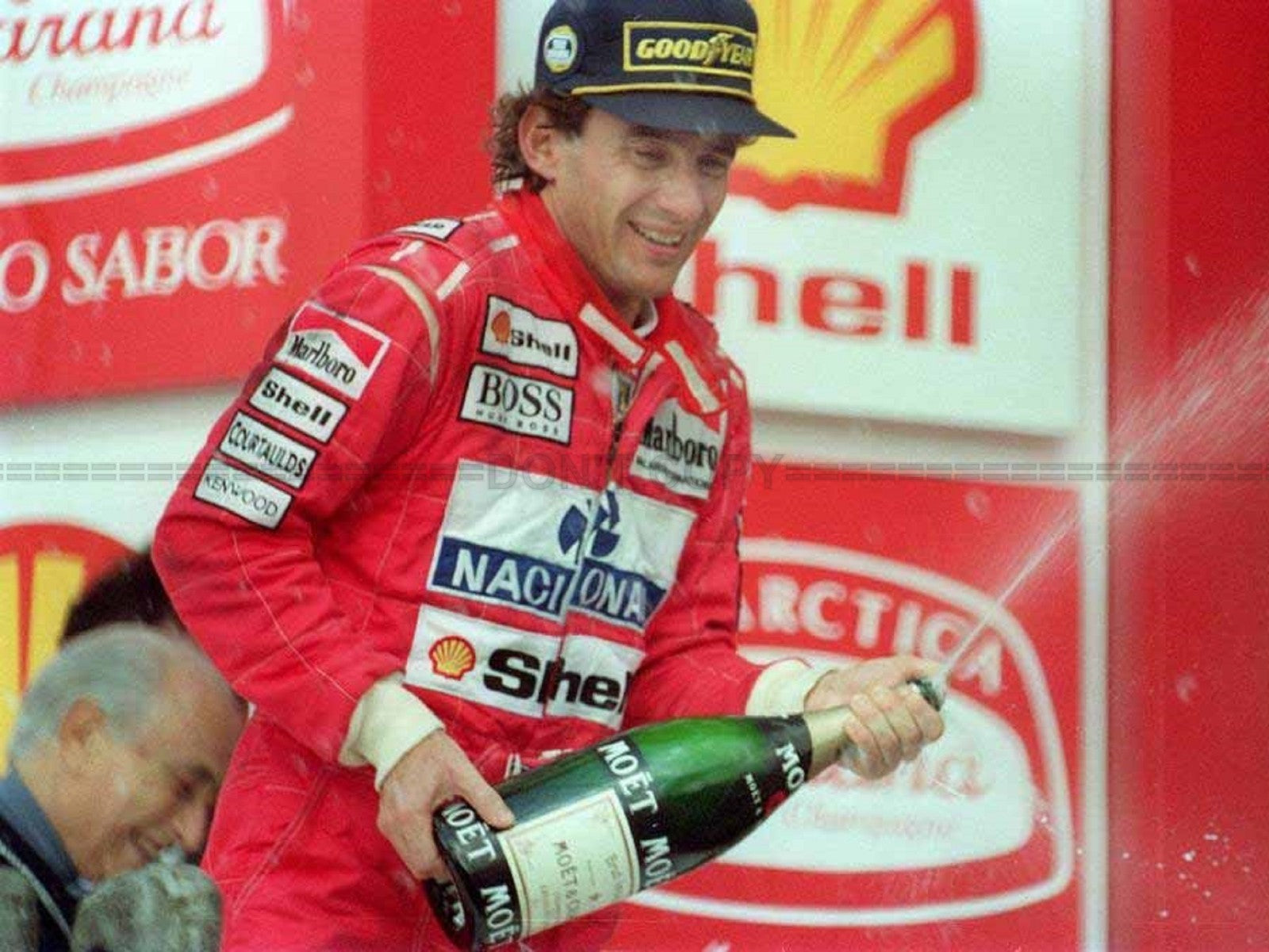 Photo Ayrton Senna – Champagne sur le Podium, Hommage Juan Manuel Fangio – 15×20