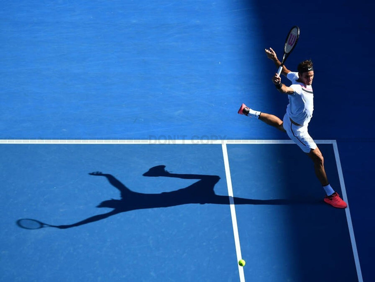 Photo Roger Federer sur le court bleu lors de l'Open d'Australie, 2018 - 15 x 20