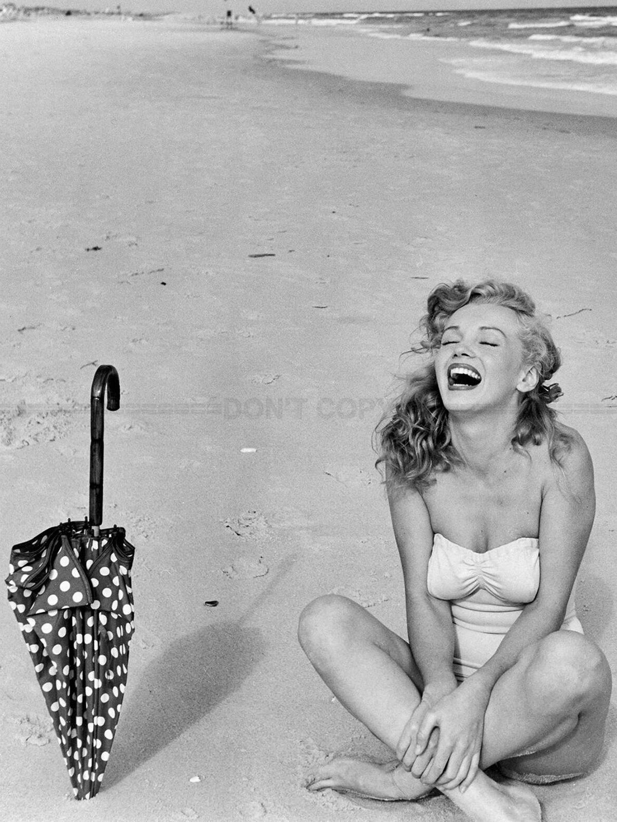 Photo Marilyn Monroe sur le sable de Tobay Beach à Long Island en 1949 - 15x20
