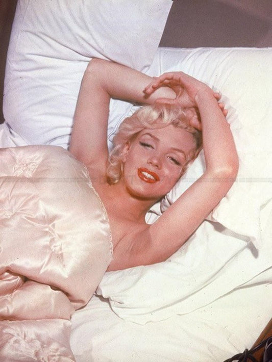 Photo Marilyn Monroe allongée dans son lit à Beverly Hills en 1952 - 15x20