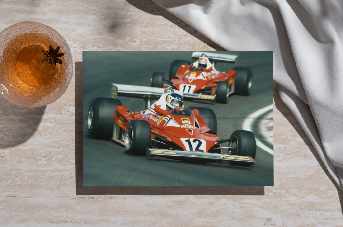 Photo Niki Lauda – Scuderia Ferrari 312 T2 – Saison 1977 – Duel en piste – 15×20