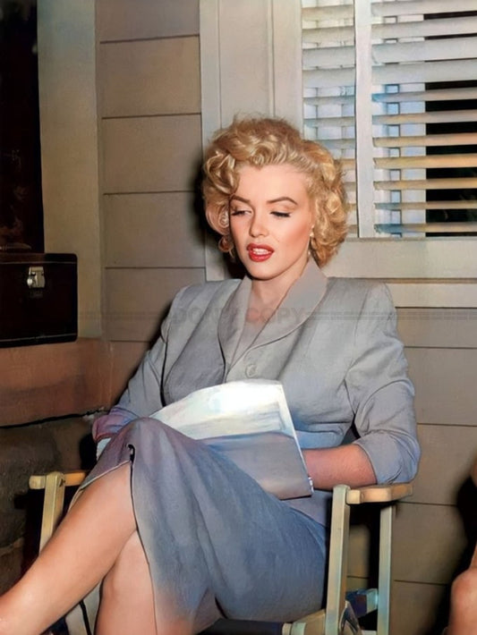Photo Marilyn Monroe pendant les essais de costumes pour le film Niagara - 15x20