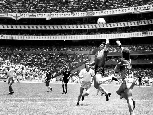 Photo Diego Maradona - La « main de Dieu » contre l'Angleterre en 1986 - 15 x 20