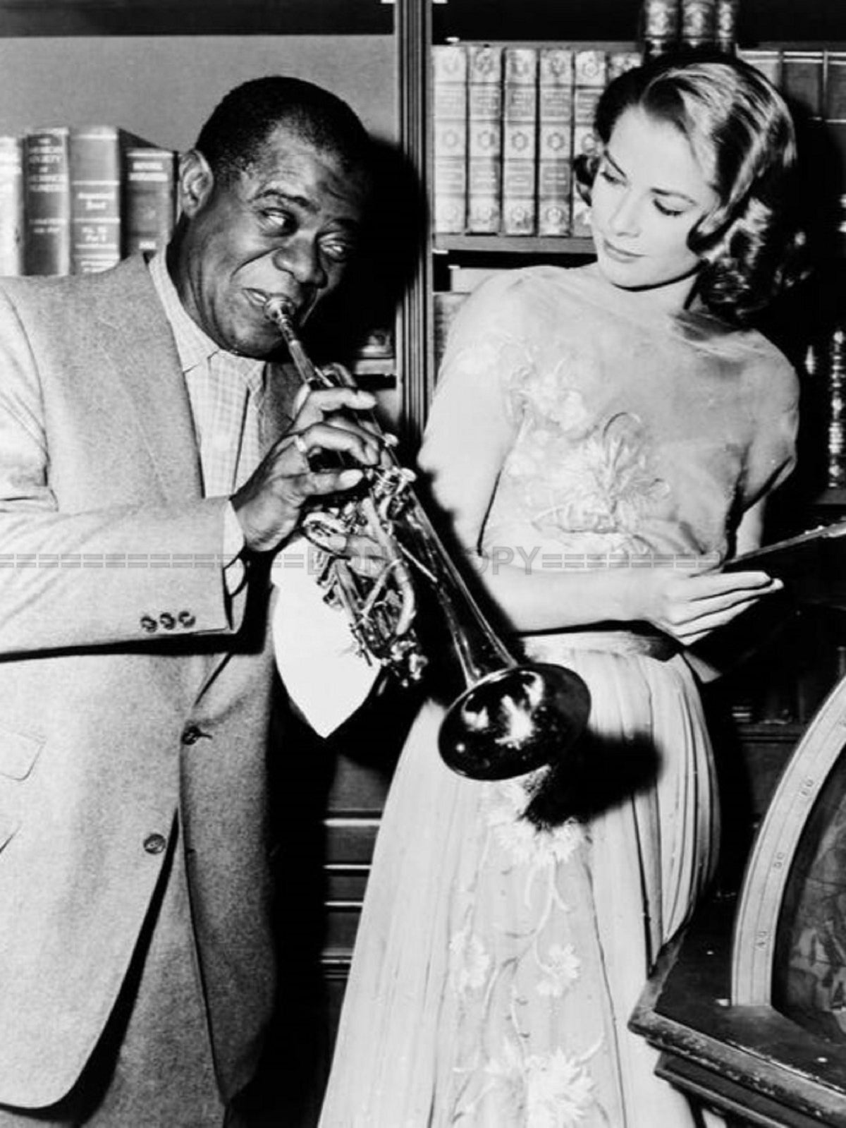 Photo Louis Armstrong & Grace Kelly - Tournage de High Society en 1956 - 15 x 20