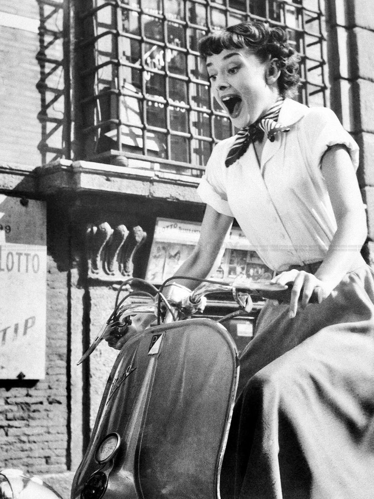 Photo Audrey Hepburn - Scène du film Vacances romaines sorti en 1953 - 15x20