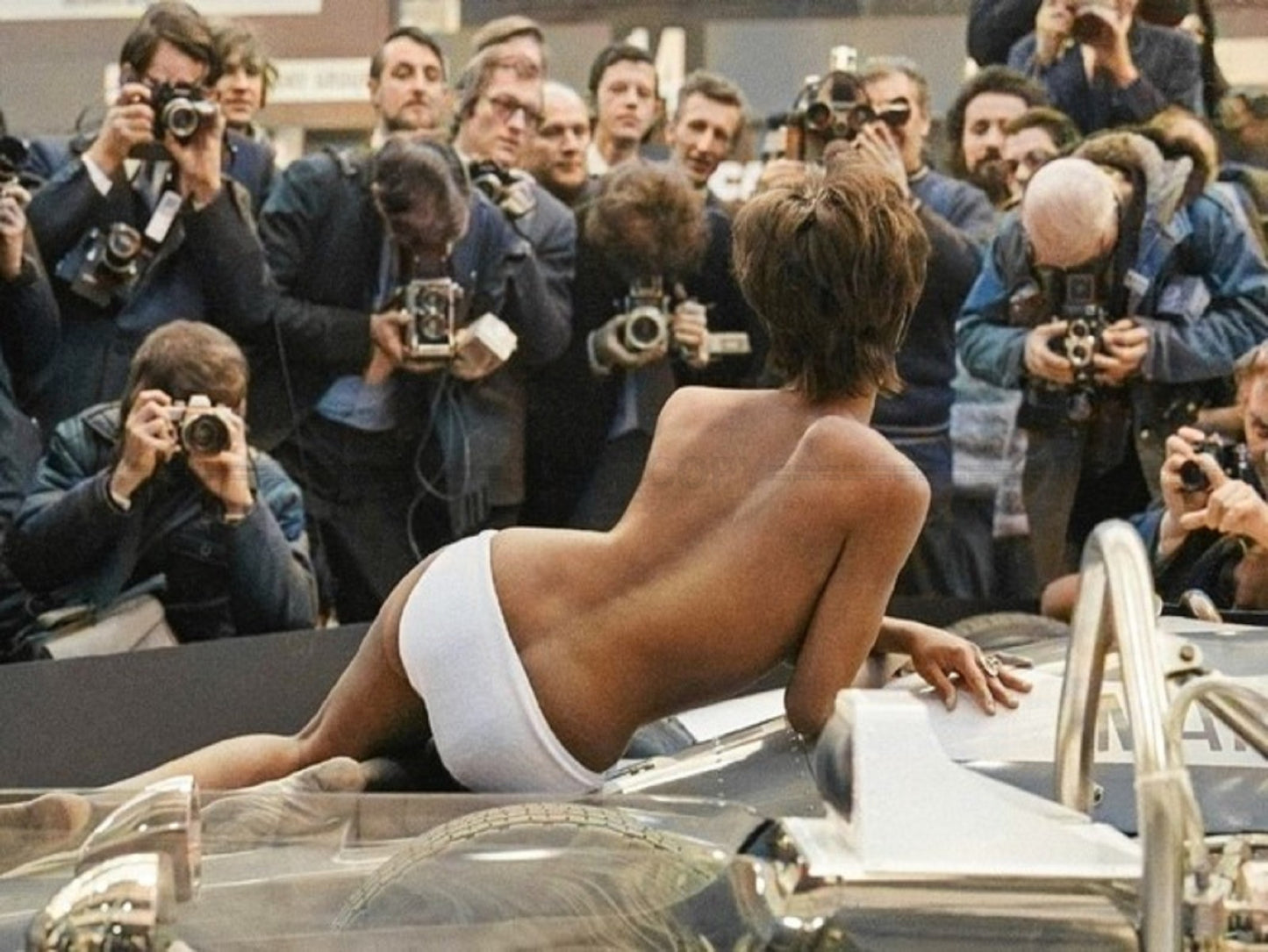 Photo Mannequin Topless - Racing Car Show - Olympia, Londres (1971) - 15x20