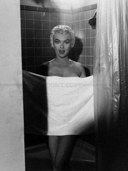 Photo Marilyn Monroe (publicity still) dans un décor de salle de bain - 15x20
