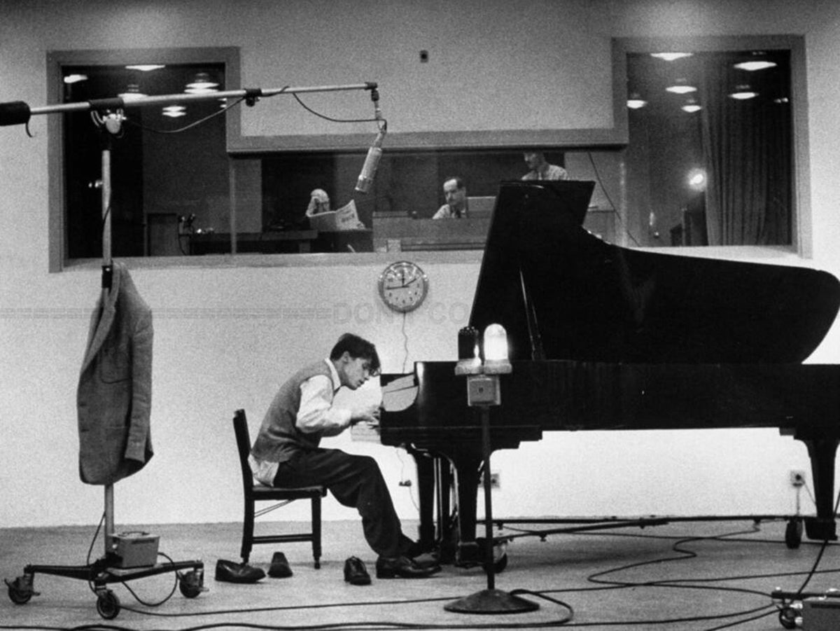 Photo Glenn Gould dans un studio d'enregistrement à New York en 1956 - 15 x 20