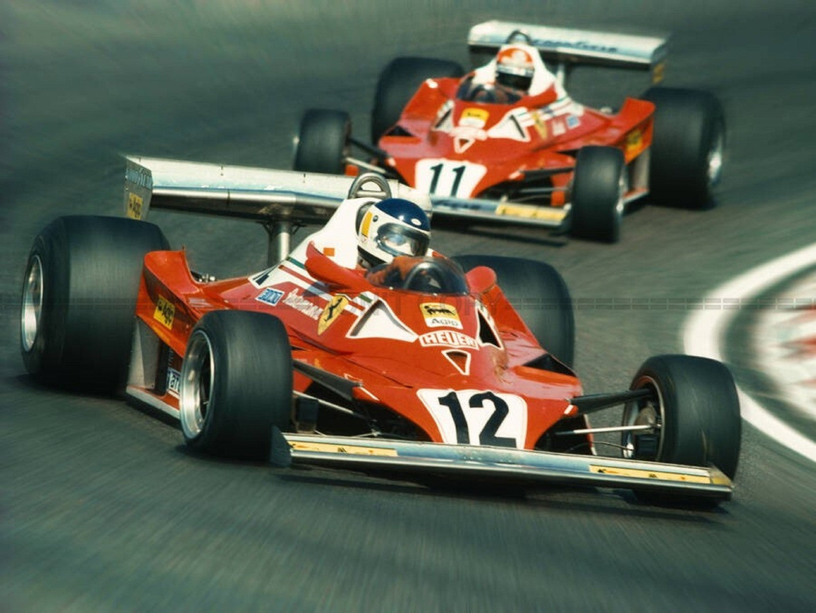 Photo Niki Lauda – Scuderia Ferrari 312 T2 – Saison 1977 – Duel en piste – 15×20