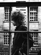 Photo Bob Dylan passant devant une vitre dans la rue, à Londres (1966) - 15 x 20