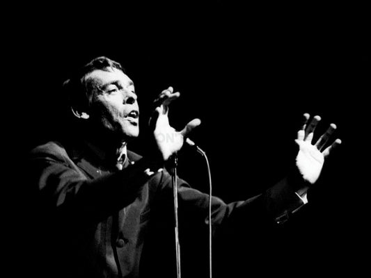 Photo Jacques Brel dans un moment intense à l'Olympia de Paris en 1966 - 15 x 20