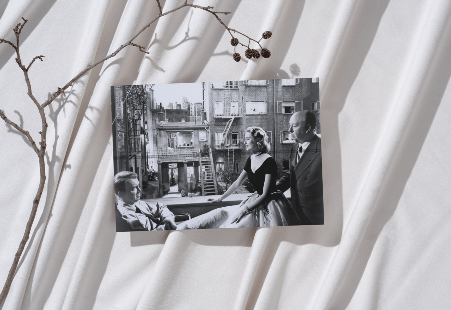 Photo Grace Kelly – Fenêtre sur cour (1954) – Scène Cinéma A. Hitchcock – 15×20