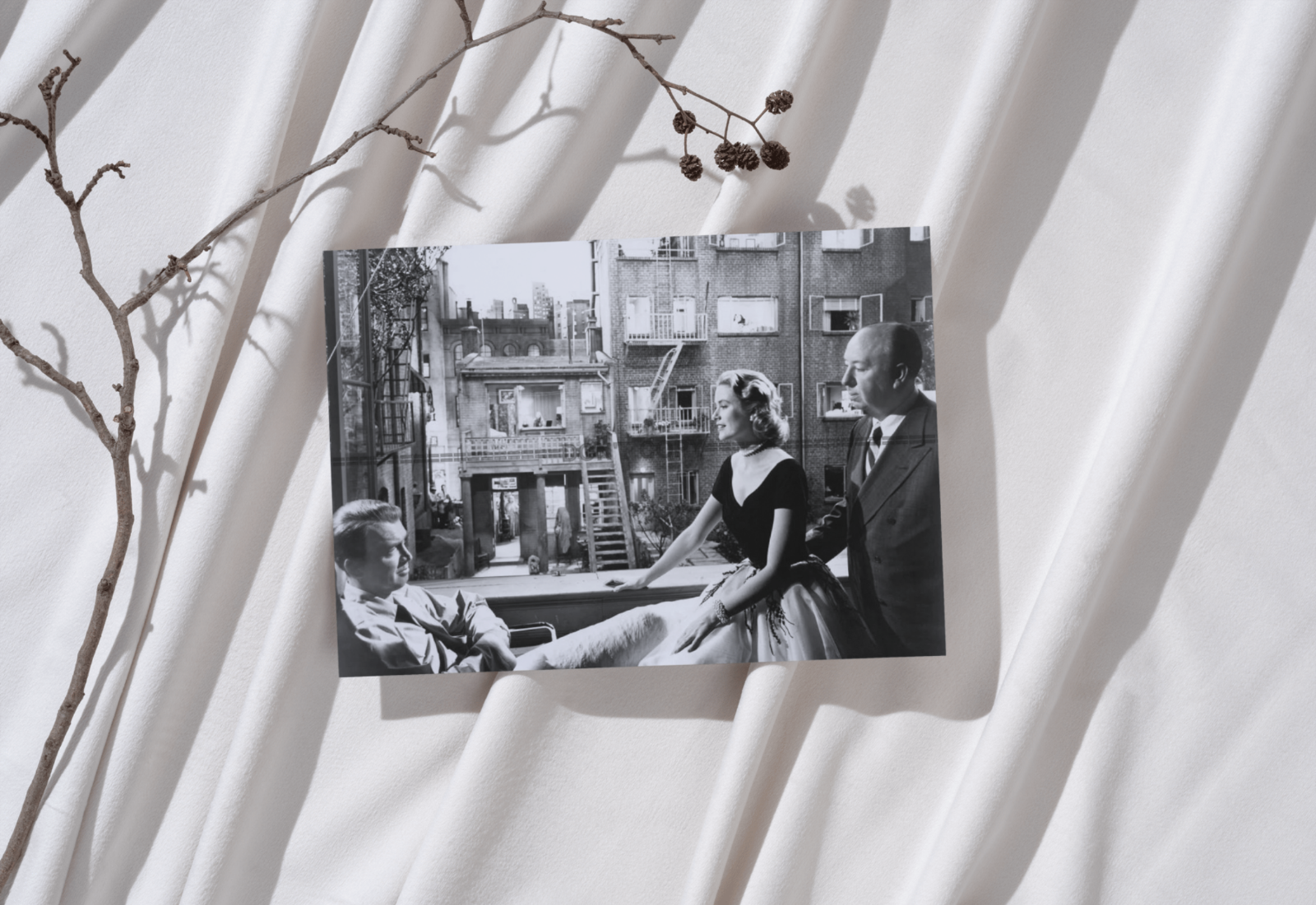Photo Grace Kelly – Fenêtre sur cour (1954) – Scène Cinéma A. Hitchcock – 15×20