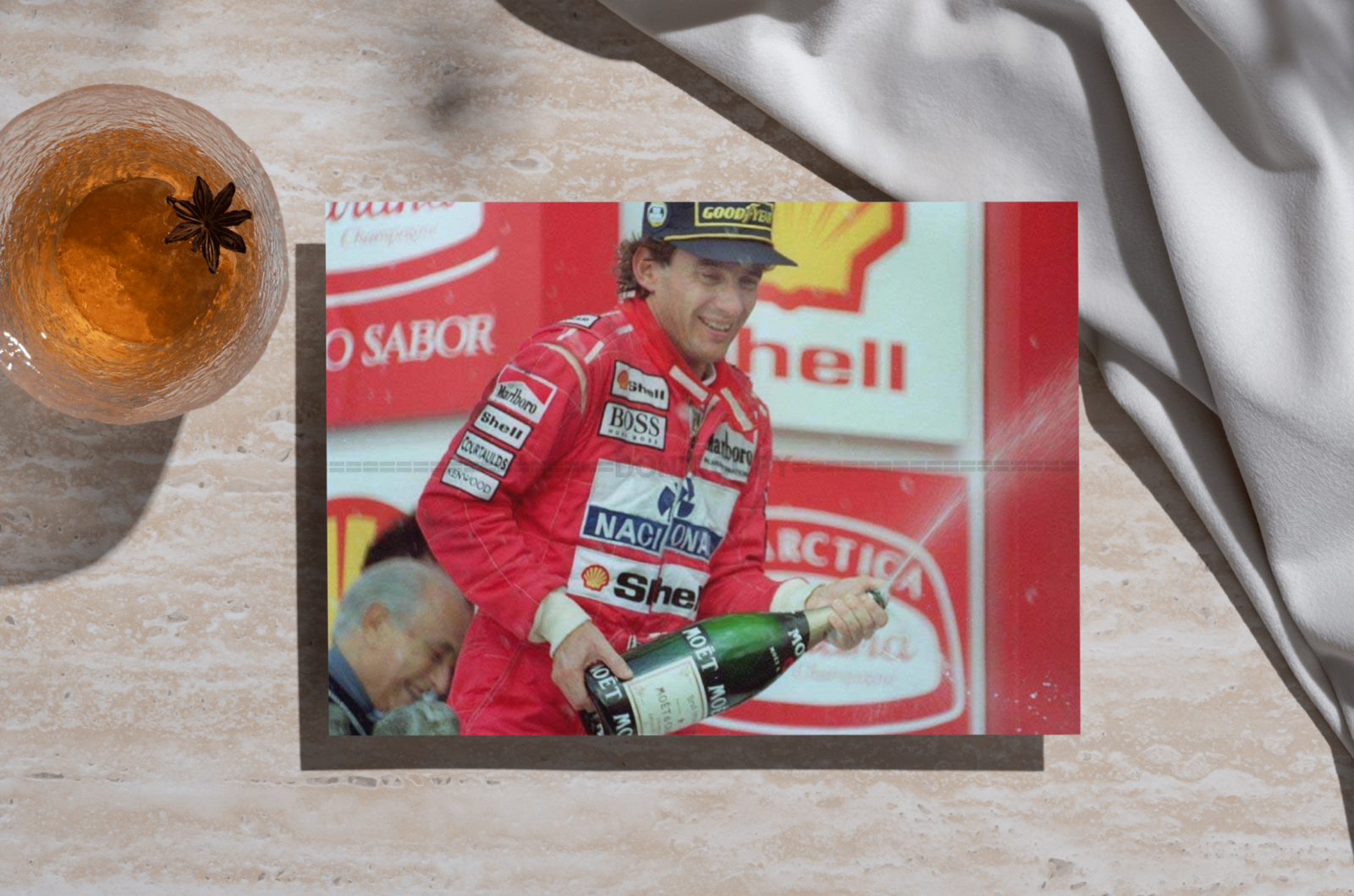 Photo Ayrton Senna – Champagne sur le Podium, Hommage Juan Manuel Fangio – 15×20