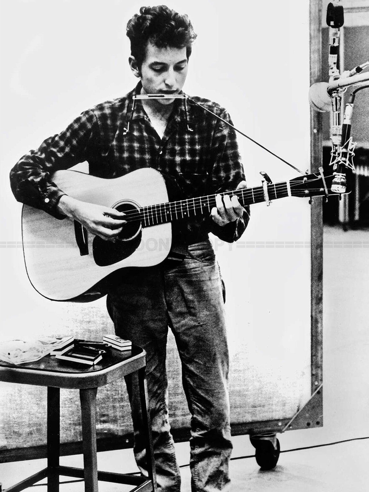 Photo Bob Dylan jouant de la guitare et de l'harmonica - Années 1960 - 15 x 20