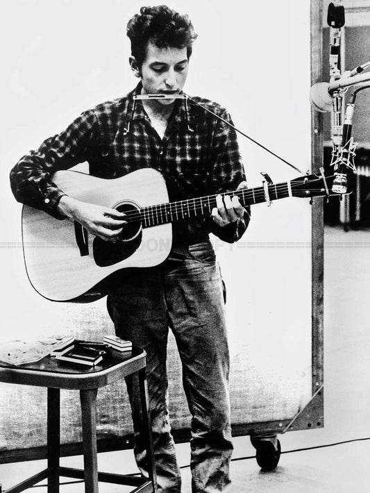 Photo Bob Dylan jouant de la guitare et de l'harmonica - Années 1960 - 15 x 20