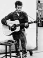 Photo Bob Dylan jouant de la guitare et de l'harmonica - Années 1960 - 15 x 20