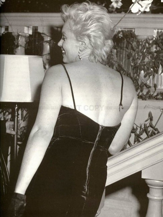 Photo Marilyn Monroe en robe noire en velours au Plaza Hotel en 1956 - 15x20