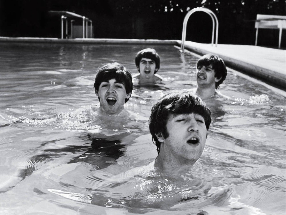 Photo The Beatles s'amusant dans une piscine à Miami Beach en 1964 - 15 x 20