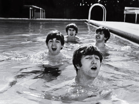 Photo The Beatles s'amusant dans une piscine à Miami Beach en 1964 - 15 x 20
