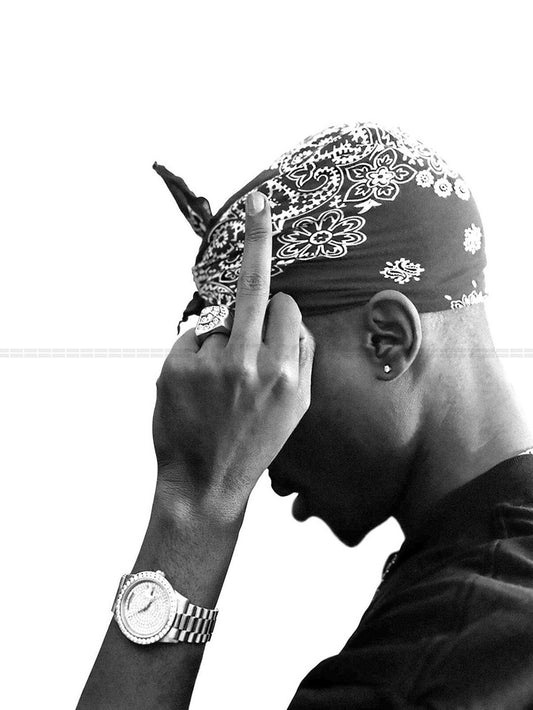 Photo Tupac Shakur de profil avec son bandana le majeur en l'air, 1994 - 15 x 20