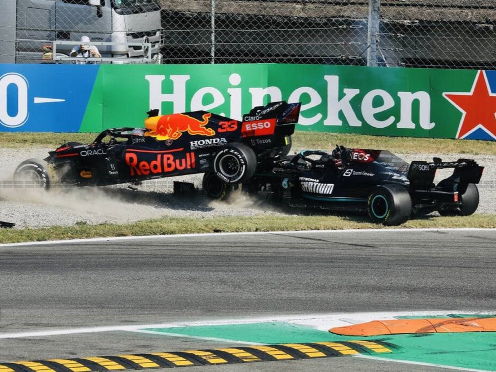 Photo Lewis Hamilton & Max Verstappen – GP d’Italie F1, Crash Monza 2021 – 15×20
