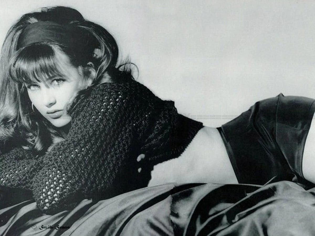 Photo Sophie Marceau au début de sa carrière allongée sur le ventre - 15×20