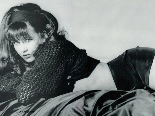 Photo Sophie Marceau au début de sa carrière allongée sur le ventre - 15×20