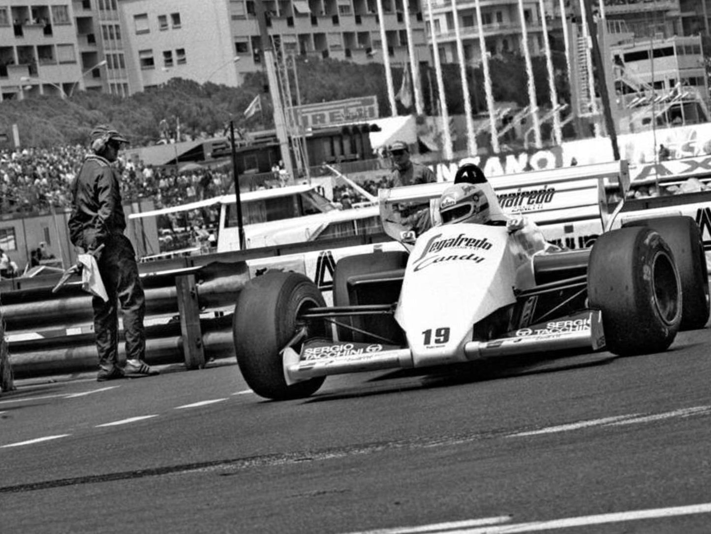 Photo Ayrton Senna – Grand Prix de Monaco (1984) – Virage de la Rascasse – 15×20