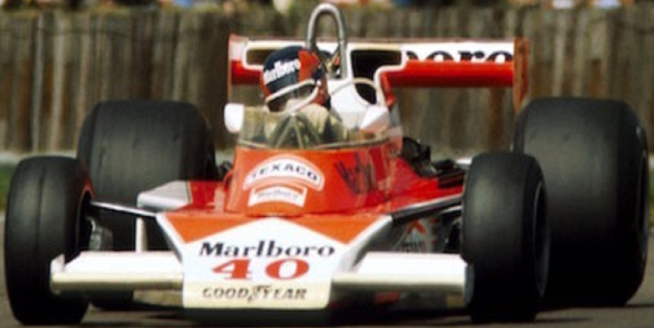 Photo Gilles Villeneuve – McLaren M23B – Grand Prix F1 Silverstone 1977 – 15×20
