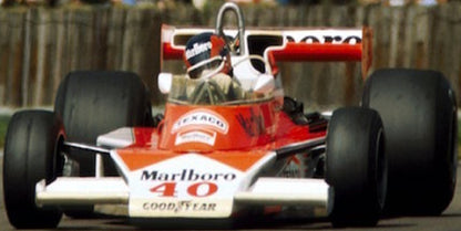 Photo Gilles Villeneuve – McLaren M23B – Grand Prix F1 Silverstone 1977 – 15×20
