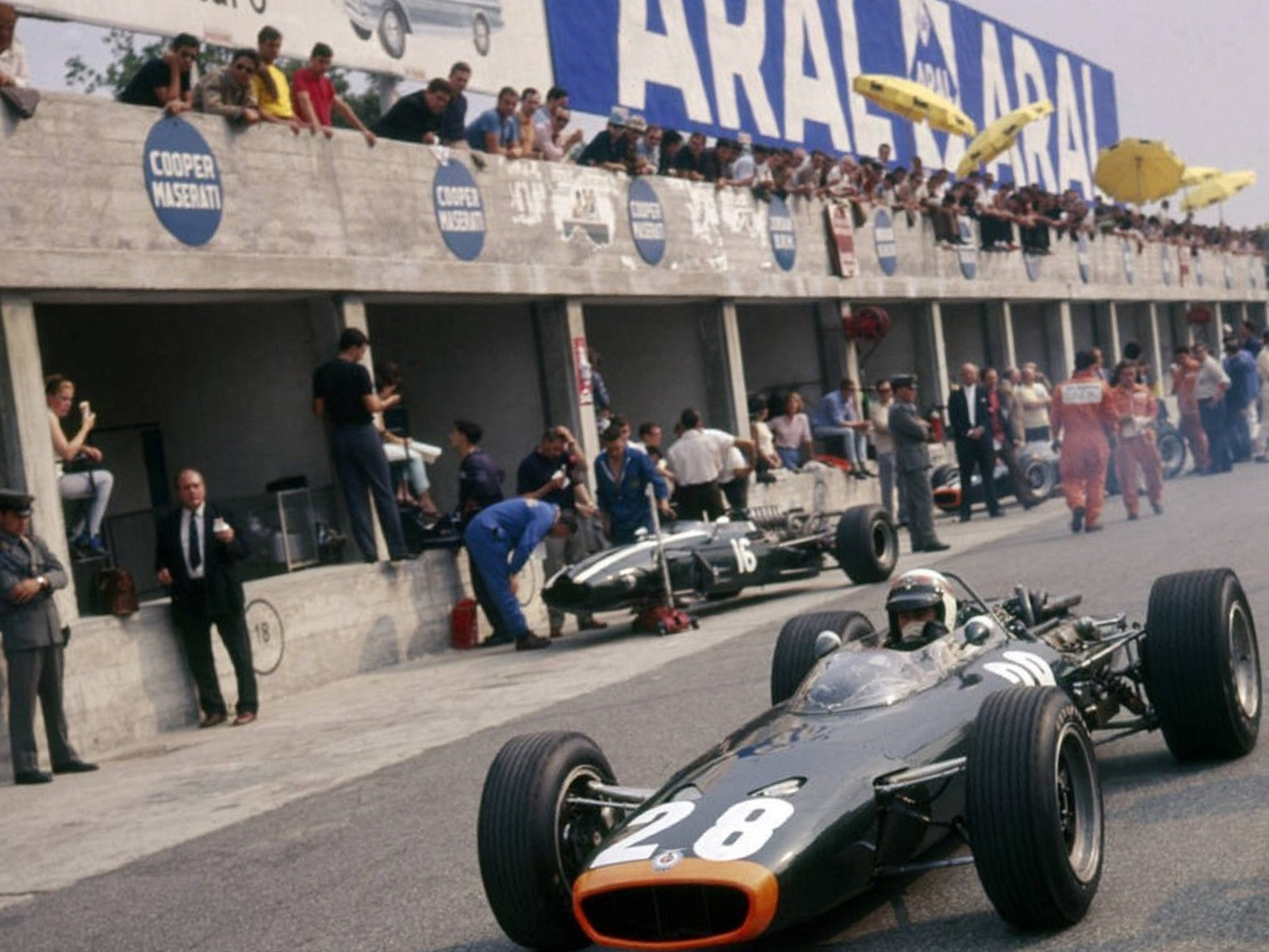 Photo Jackie Stewart – L’élégance du Champion – Stands Circuit de Monza – 15×20